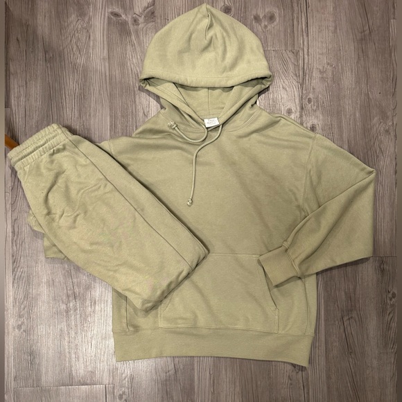 TNA green tracksuit - Picture 1 of 1